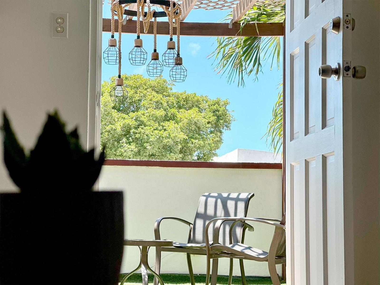 Ladybugs Apartments Palm Beach Bagian luar foto