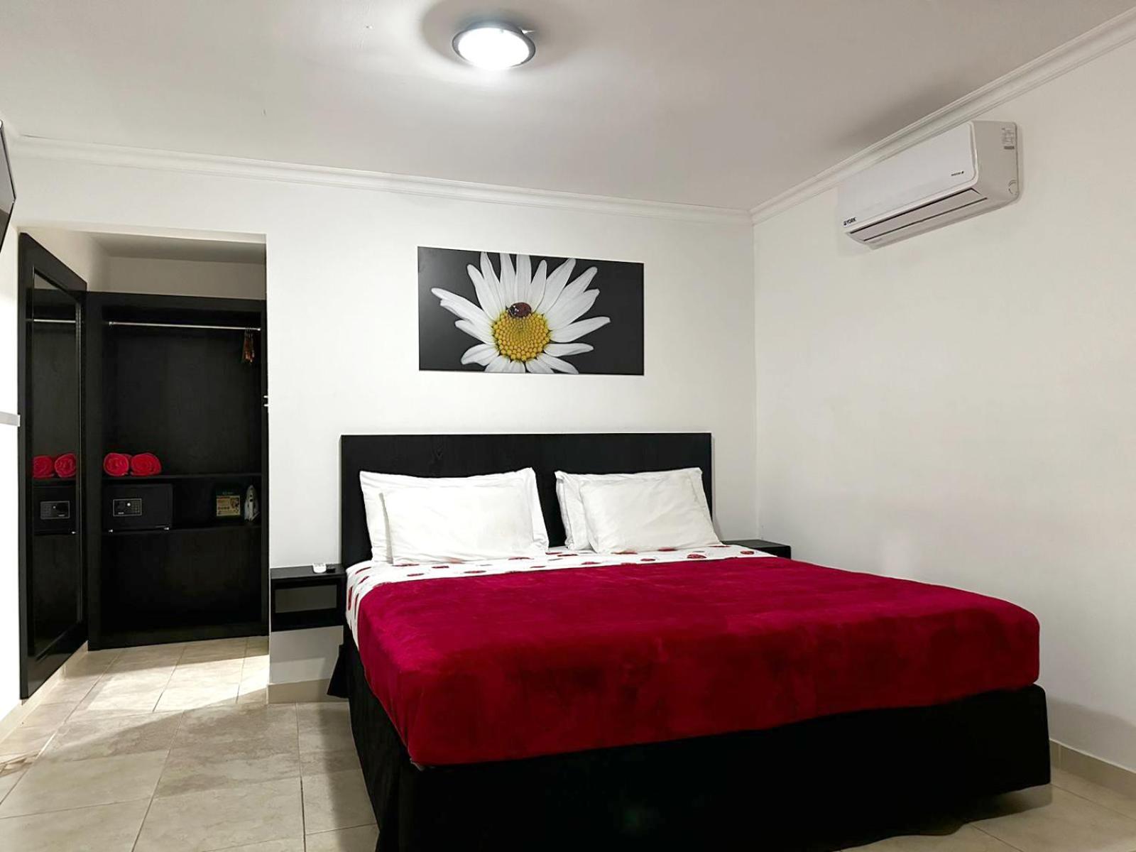 Ladybugs Apartments Palm Beach Bagian luar foto