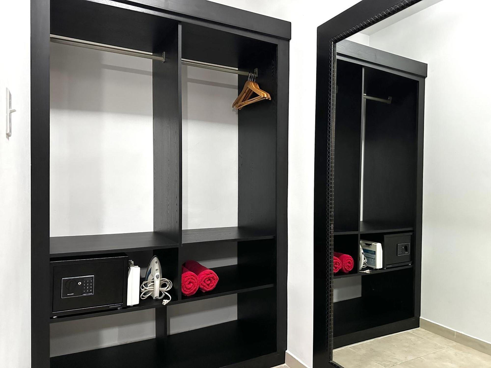 Ladybugs Apartments Palm Beach Bagian luar foto